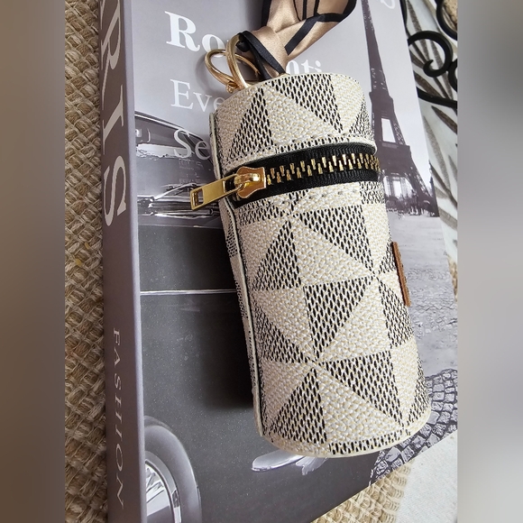 Fashion White Purse Charm Mini Bucket Lipstick Case Key Chain New - Picture 3 of 4